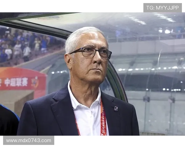 足球明星佩戴墨镜帅气亮相引发球迷热议时尚风潮 足球明星佩戴墨镜帅气亮相引发球迷热议时尚风潮