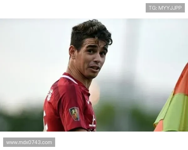 足球明星展现成熟魅力的微笑瞬间与背后的故事