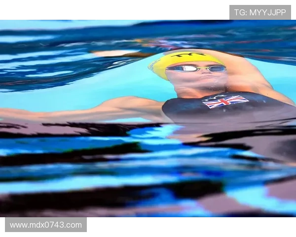 足球明星在海浪中尽显风采的高清冲浪瞬间分享