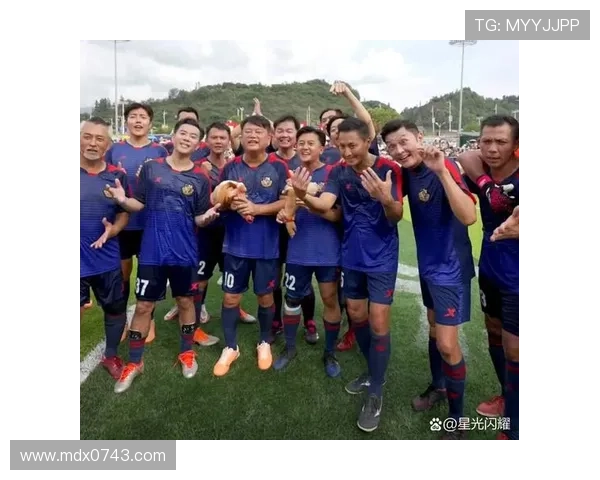 足球场上的白色闪耀明星揭示他们的光辉与成就